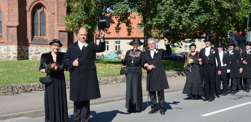 Die Eltern des Brautpaares, Andrea (von links) und Burger Boohs sowie Uta und Torsten Barthel, grüßten beim Stopp an der Kirche.