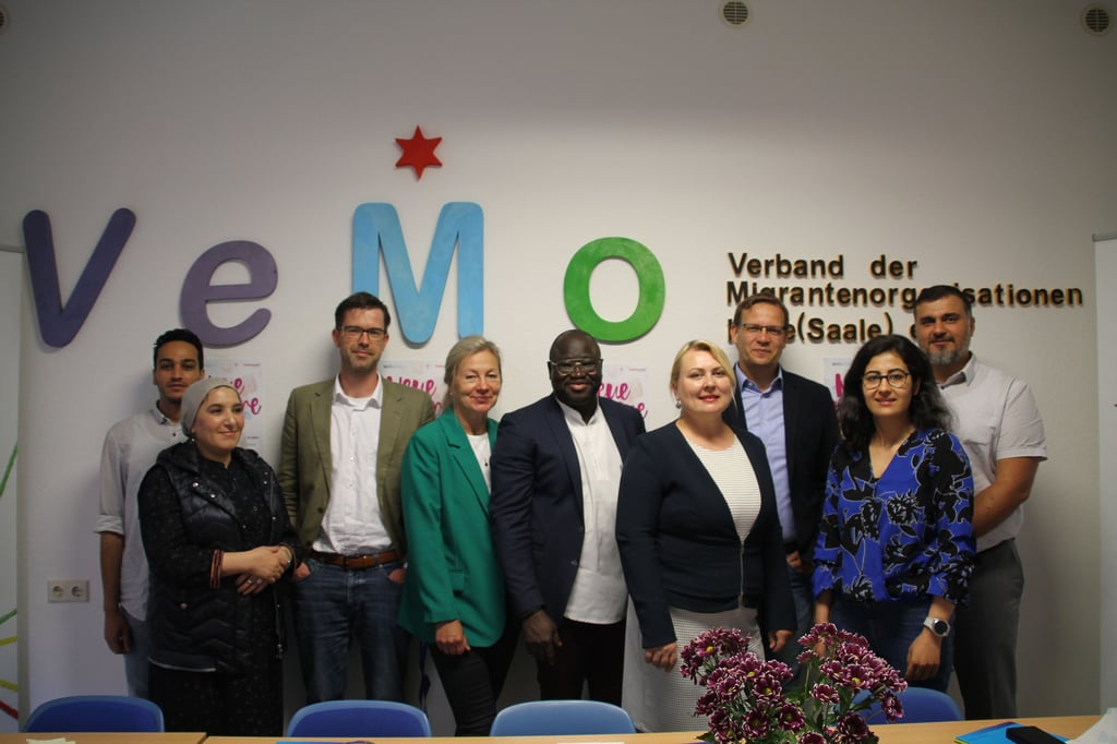 Der Verband der Migrantenorganisationen und die Stadt Halle laden zur Internationalen Woche ein. Noel Kabore (Mitte) sagt, "wir sind eine Gesellschaft", und auch Oliver Paulsen (3. v. r.) weist auf "das Verbindende" hin.