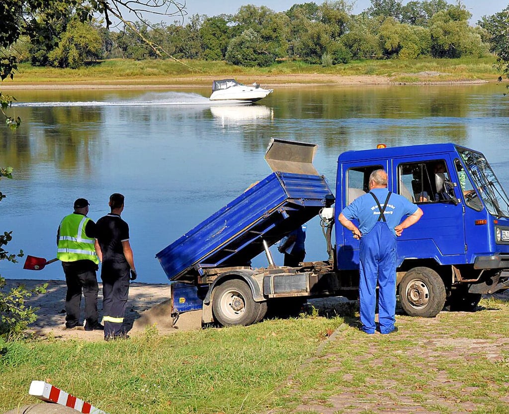 Nicht mehr gebrauchter Sand wird nach der Übung an der Glinder Schiffsanlegestelle abgekippt. Die Freizeitmenschen wird es freuen.