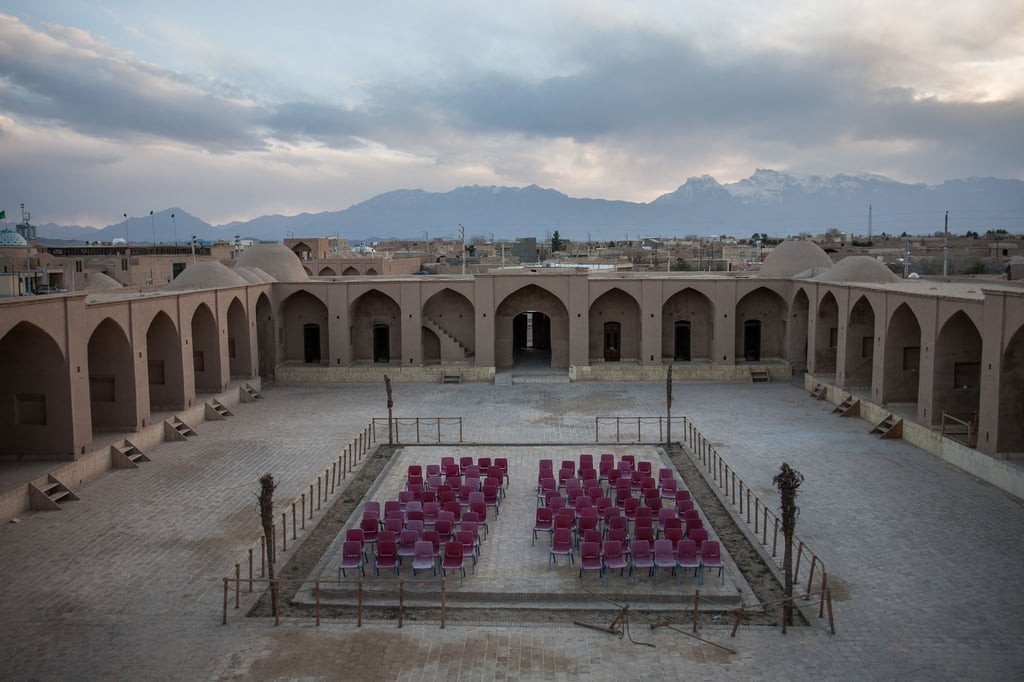 Blick auf eine verlassene Karawanserei nahe der iranischen Wüstenstadt Jasd.
