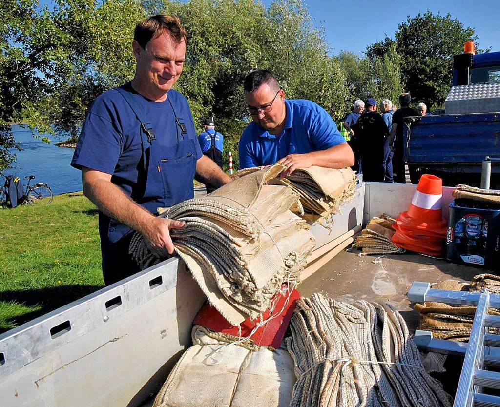 Albin Kuhne (l.) und Danny Dix laden mehrere 30er-Packungen leere Jutesäcke auf.