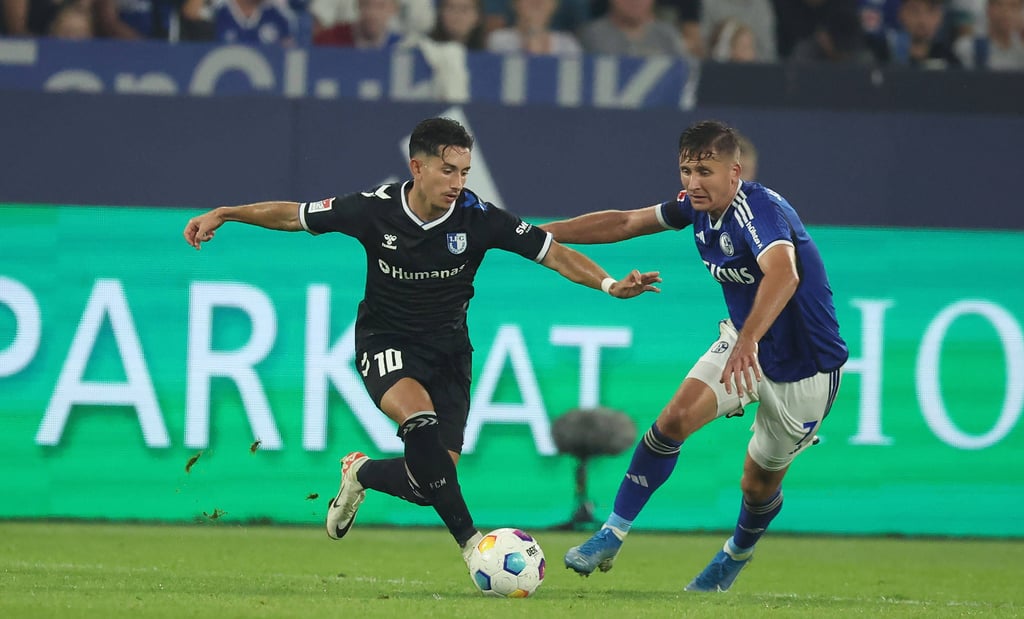 Glänzte mit zwei Vorlagen, die nicht zu etwas Zählbarem reichten: Jason Ceka vom 1. FC Magdeburg (l.), hier im Zweikampf mit dem gebürtigen Magdeburger Paul Seguin vom FC Schalke 04.