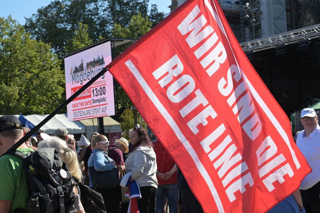 Teilnehmer einer Veranstaltung rechter Gruppierungen Domplatz in Magdeburg.
