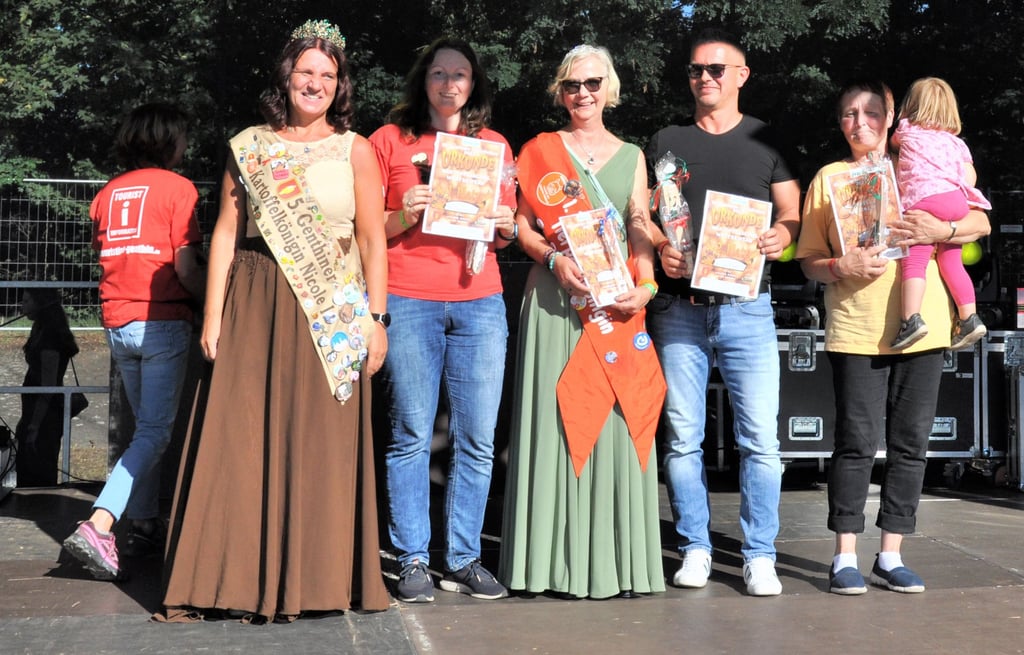 Kartoffelkönigin Nicole I. (links) ehrte die besten Kartoffelschäler 2023 (von links): Karolin Braunsberger-Reinhold, Sieglinde Göbel, Enrico Hanschmann.