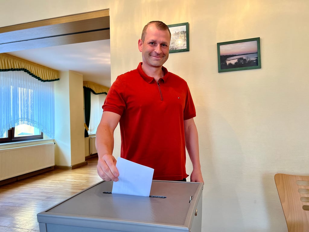 Amtsinhaber Ferid Giebler (parteilos) gab seine Stimme im Wahllokal in Pouch ab.