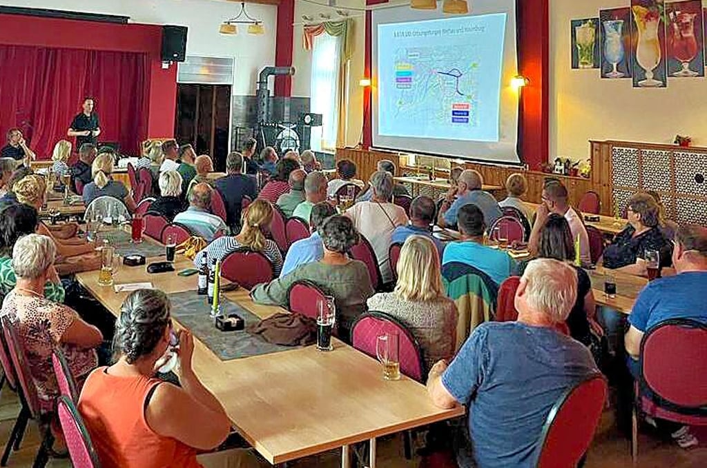 An die 80 Gäste verfolgen am Info-Abend im Landgasthof "Neue Welt" teils entsetzt den ausführungen der Bürgerinitiativen Wethau und Kroppental-Schönburg zu den geplanten Ortsumgehungen Naumburg und Wethau.