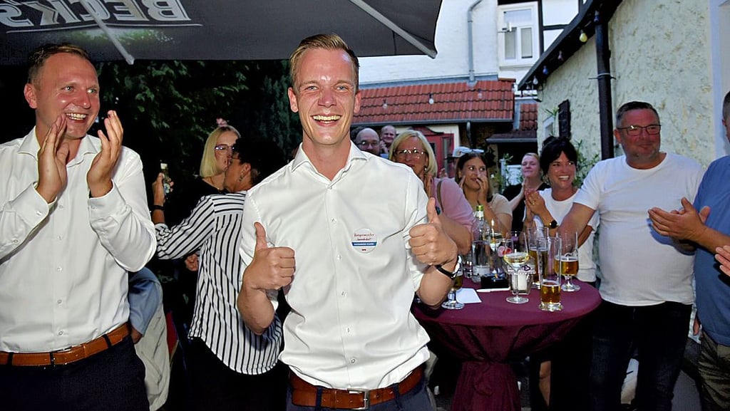 Der neue Bürgermeister von Klötze, Alexander Kleine, bekam schon mal einen Button für sein neues Amt angeheftet.