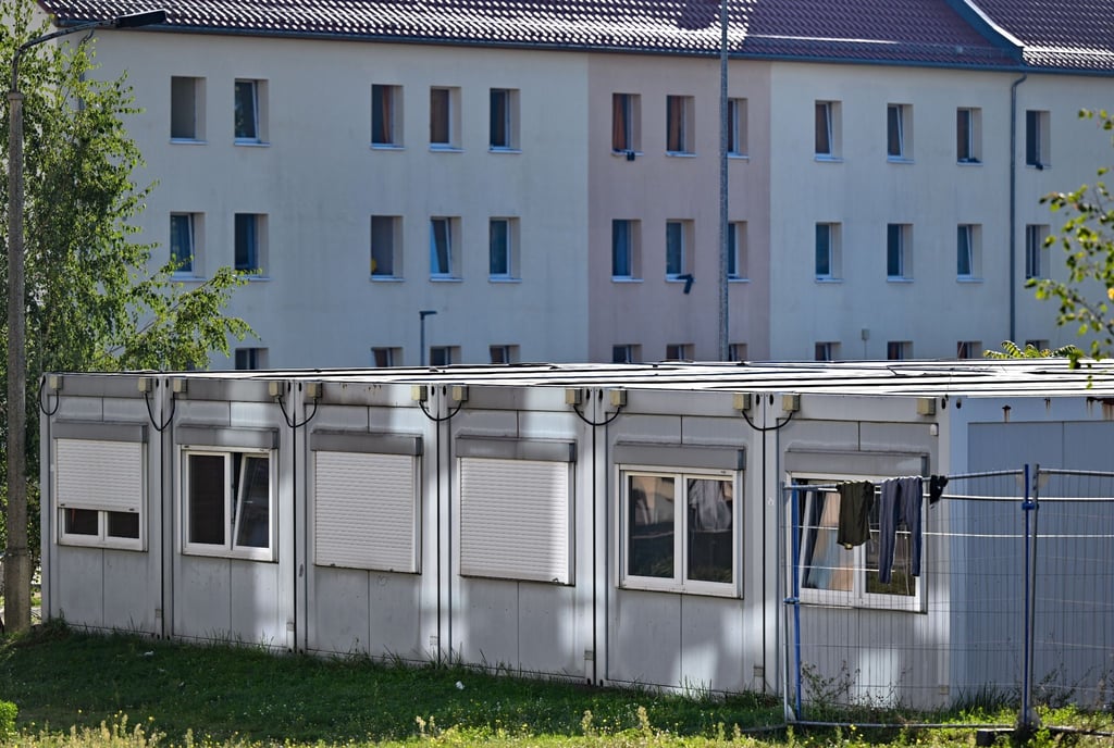 Wohncontainer stehen auf dem Gelände der Erstaufnahme-Einrichtungen (EAE) des Landes Brandenburg in Eisenhüttenstadt.