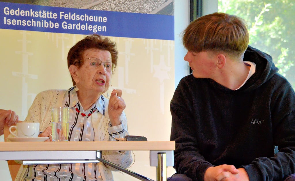 Batsheva Dagan ist 98 Jahre alt und hat den Holocoust und Auschwitz überlebt. In Gardelegen spricht sie in der Gedenkstätte Feldscheune Isenschnibbe mit Jugendlichen. Hier erzählt sie Josuel Rakow über Freundschaften im Konzentrationslager.