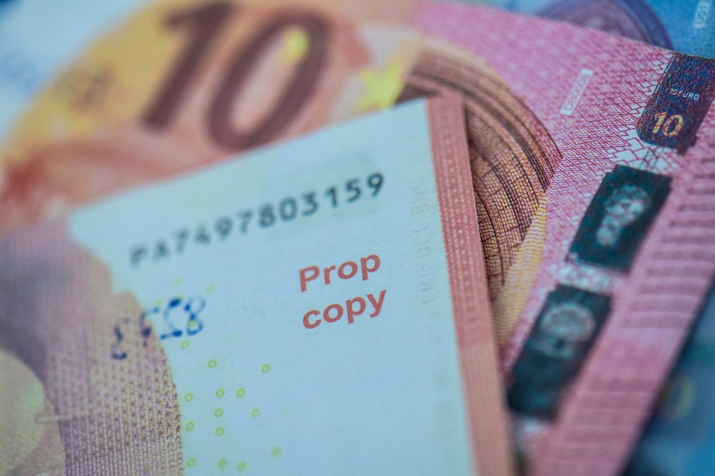 Die Bundesbank präsentiert gefälschte Euro-Geldscheine.
