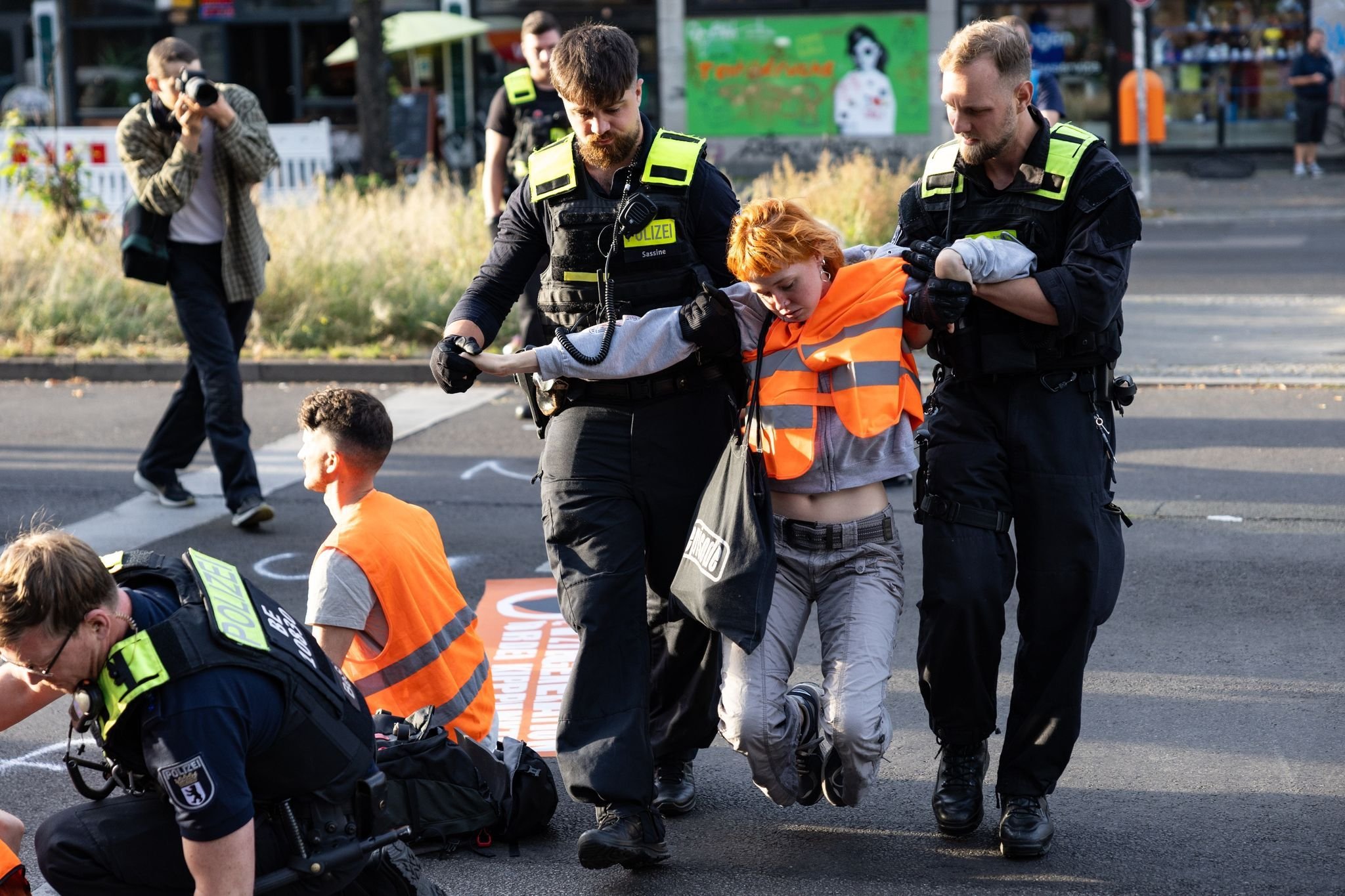 Demonstrationen: Letzte Generation: Straßenblockaden - Fahrer Sprüht ...