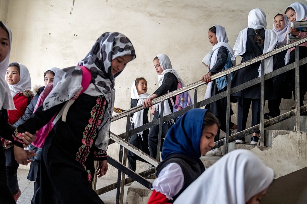 Mädchen gehen im Treppenhaus einer Schule. Angesichts des Verbots von Mädchenbildung in weiterführenden Schulen in Afghanistan vor zwei Jahren haben die Vereinten Nationen die dort regierenden Taliban dazu aufgefordert, höhere Mädchenschulen wieder zu öffnen.