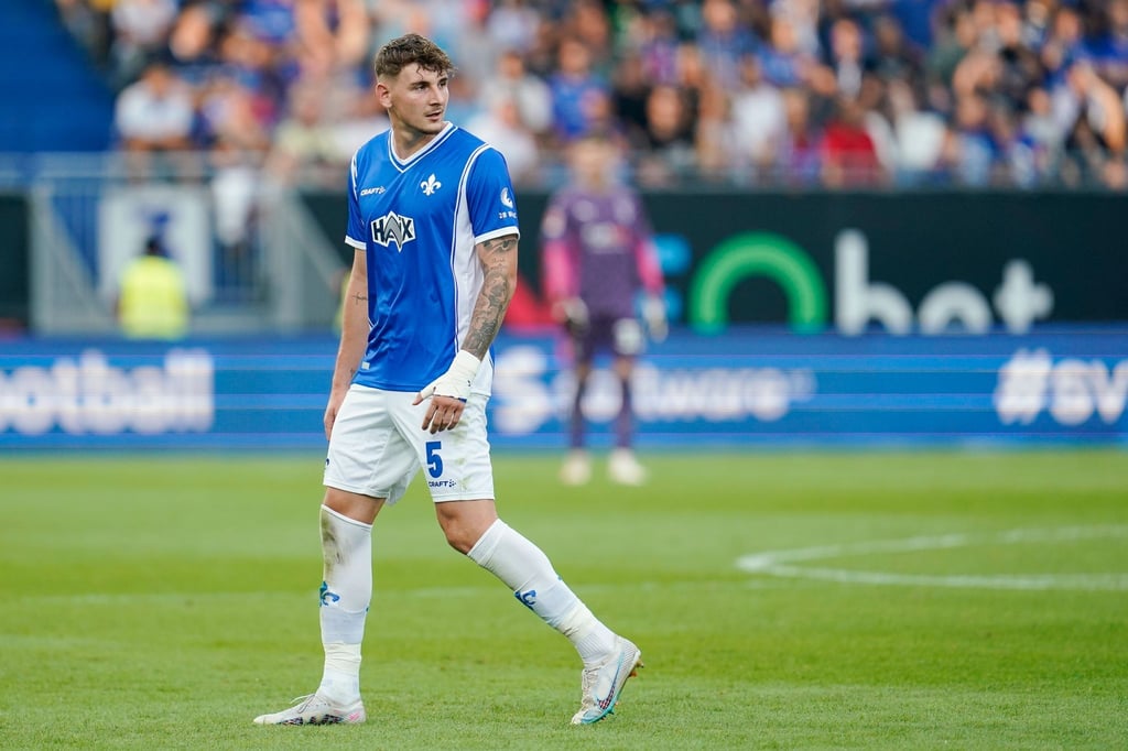 Darmstadts Matej Maglica verlässt nach seiner roten Karte das Spielfeld.