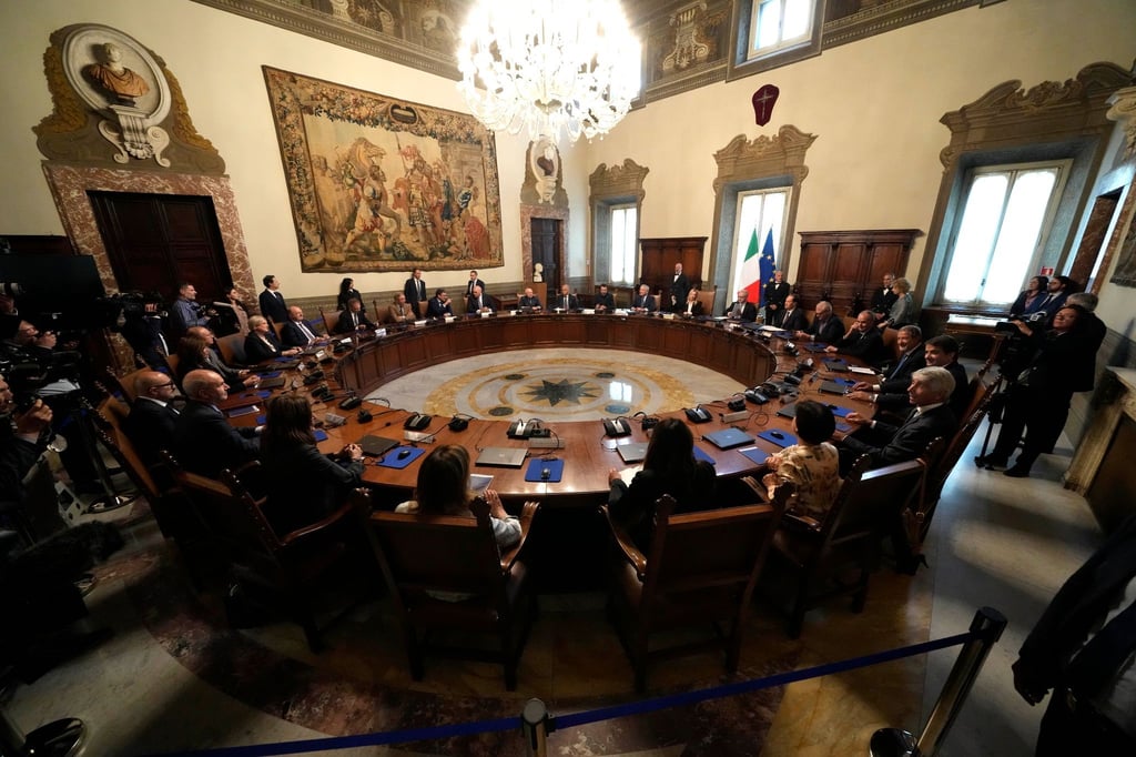 Die italienische Ministerpräsidentin Giorgia Meloni (hinten M) führt den Vorsitz bei der Zusammenkunft ihres ersten Ministerkabinetts im Ministerpräsidentenpalast Chigi in Rom.