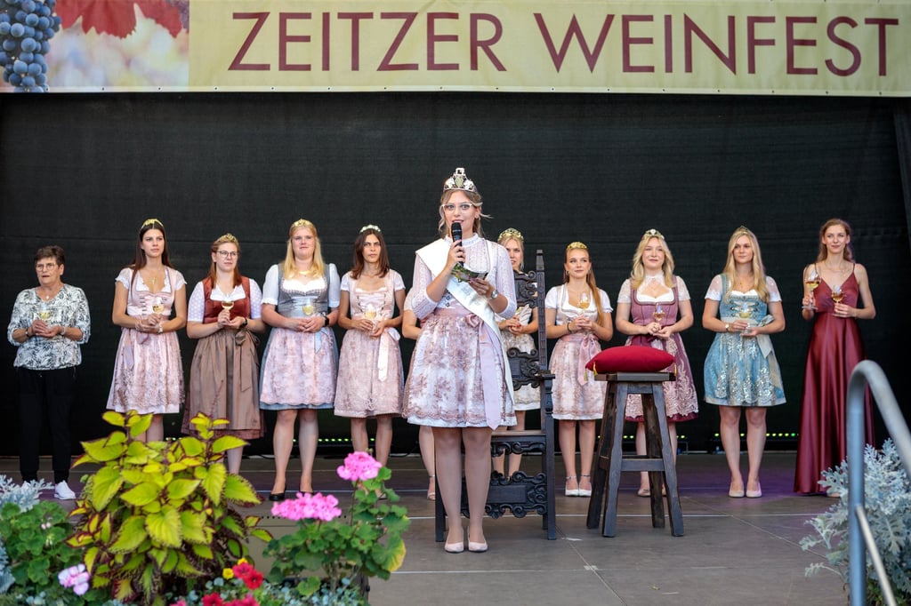Die neue Zeitzer Weinprinzessin Lea-Maria Bernadowitz im Kreise der aktuellen Weinmajestäten der Region.