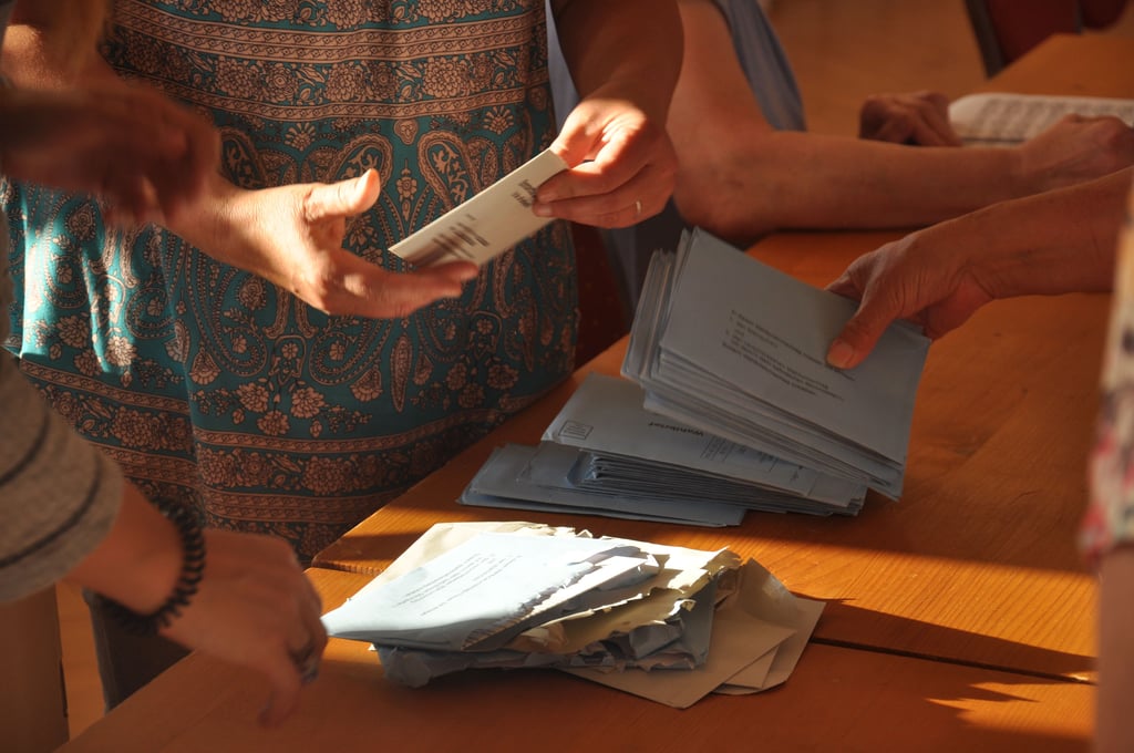 Wahl des Verbandsgemeindebürgermeisters von Arneburg-Goldbeck (Altmark): Die Wahlhelferinnen öffnen die Briefwahlunterlagen. Werben wählte René Schernikau.