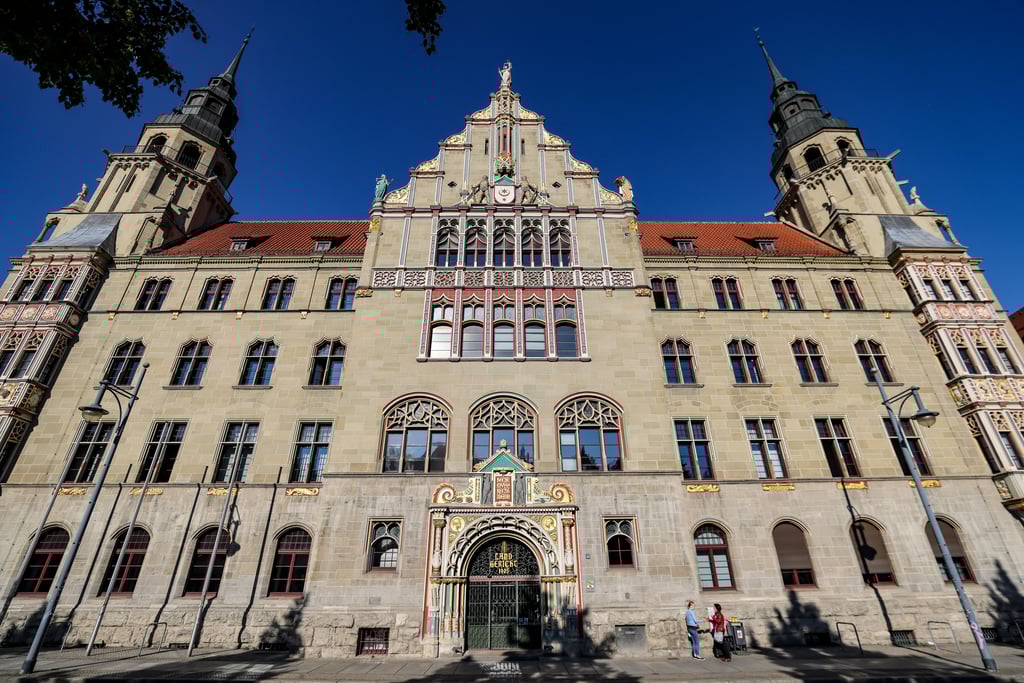 Symbolfoto - Die Straftaten des 24-Jährigen werden am Landgericht in Halle verhandelt.