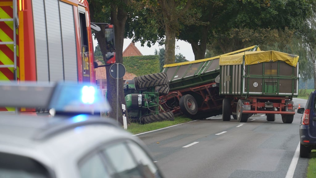 Ein Traktor und ein Anhänger sind auf einer Straße in der Nähe von Twistringen umgestürzt.