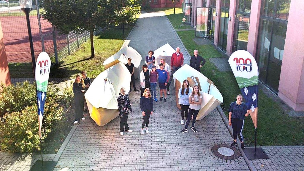 Für die Awo-Aktion „100 Boote – 100 Millionen Menschen“ haben Schüler der Puschkin-Gemeinschaftsschule in Oschersleben sechs XXL-Boote aus Papier gefaltet.