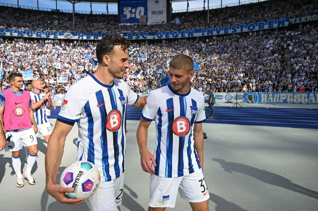 Herthas dreifacher Torschütze Haris Tabakovic (l) und Marton Dardai (r) freuen sich nach dem gestrigen Spielende über den 3:0-Sieg.