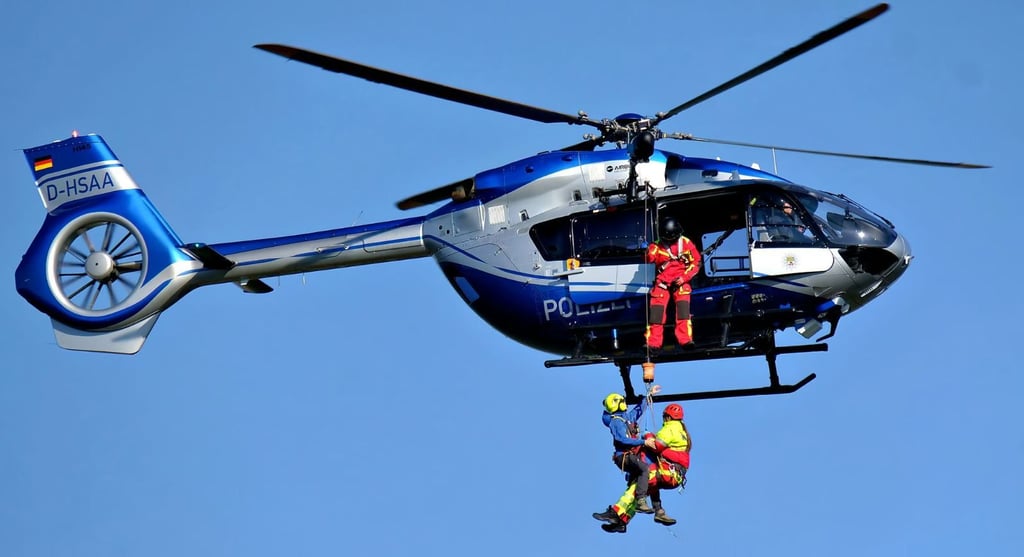 Luftrettungsübung an der Burg und Festung Regenstein: Hier wird der speziell ausgebildete Bergwacht-Luftretter Matthes Kirmann (links) mit Notarzt Michael Severin aus rund 30 Metern Höhe mittels Seilwinde zu einem Unfallopfer abgeseilt.