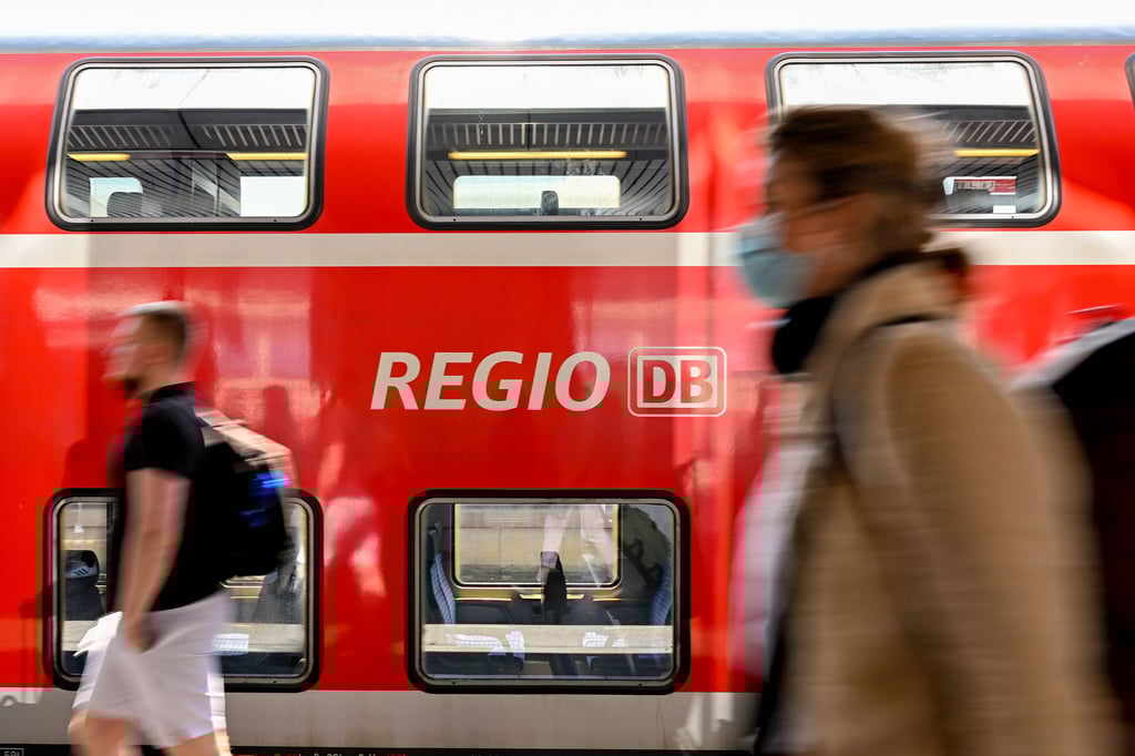 Ein randalierender Mann verängstigte Reisende im Regionalexpress von Leipzig über Bitterfeld nach Dessau.