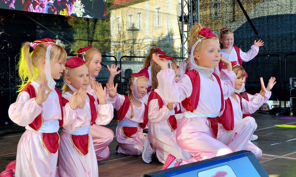 Allerliebst: The Sweet Devils von der Tanzschule Müller bei ihrem Auftritt auf der Radio-Brocken-Bühne auf dem Holzmarkt.