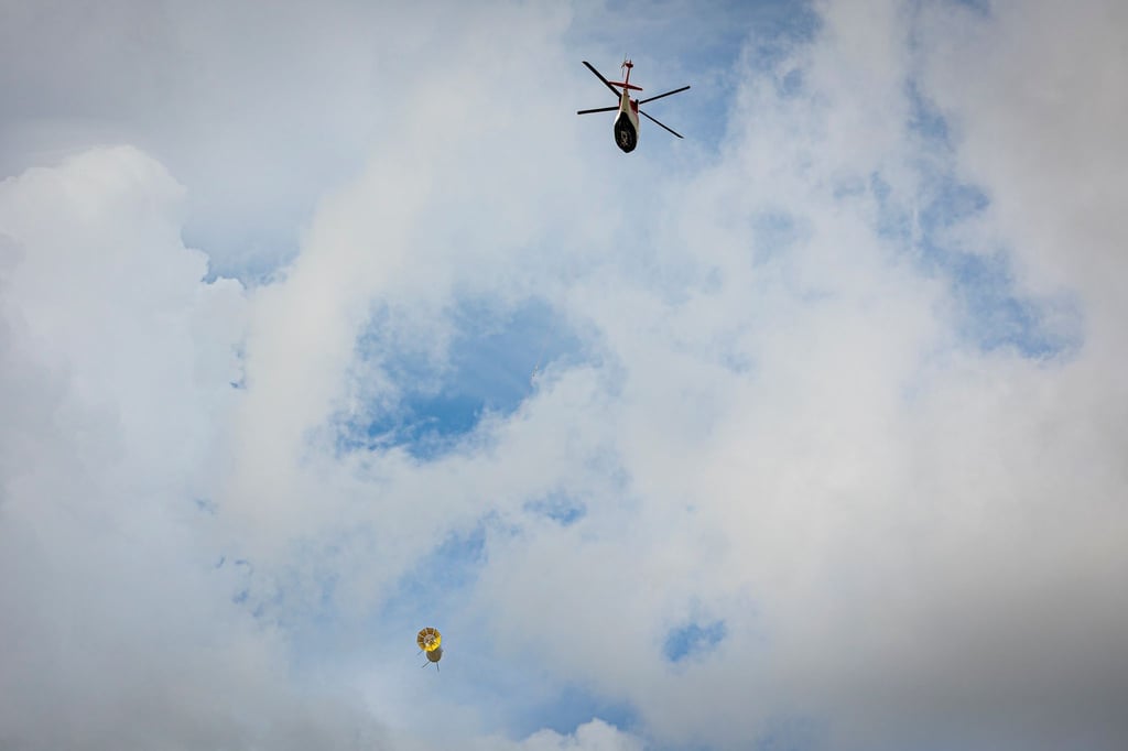 Ein Hubschrauber startet vom Flugplatz Hildesheim aus mit einer Sonde (unten).