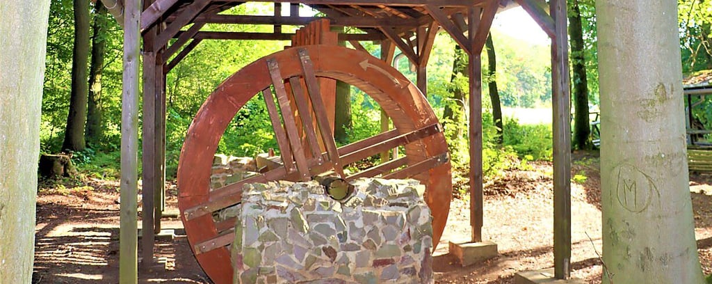 Auch dieses Pochwerk ist auf dem Bergbaulehrpfad zu sehen. Solche Vorrichtungen wurden früher zum Zerkleinern von Erzen benutzt.