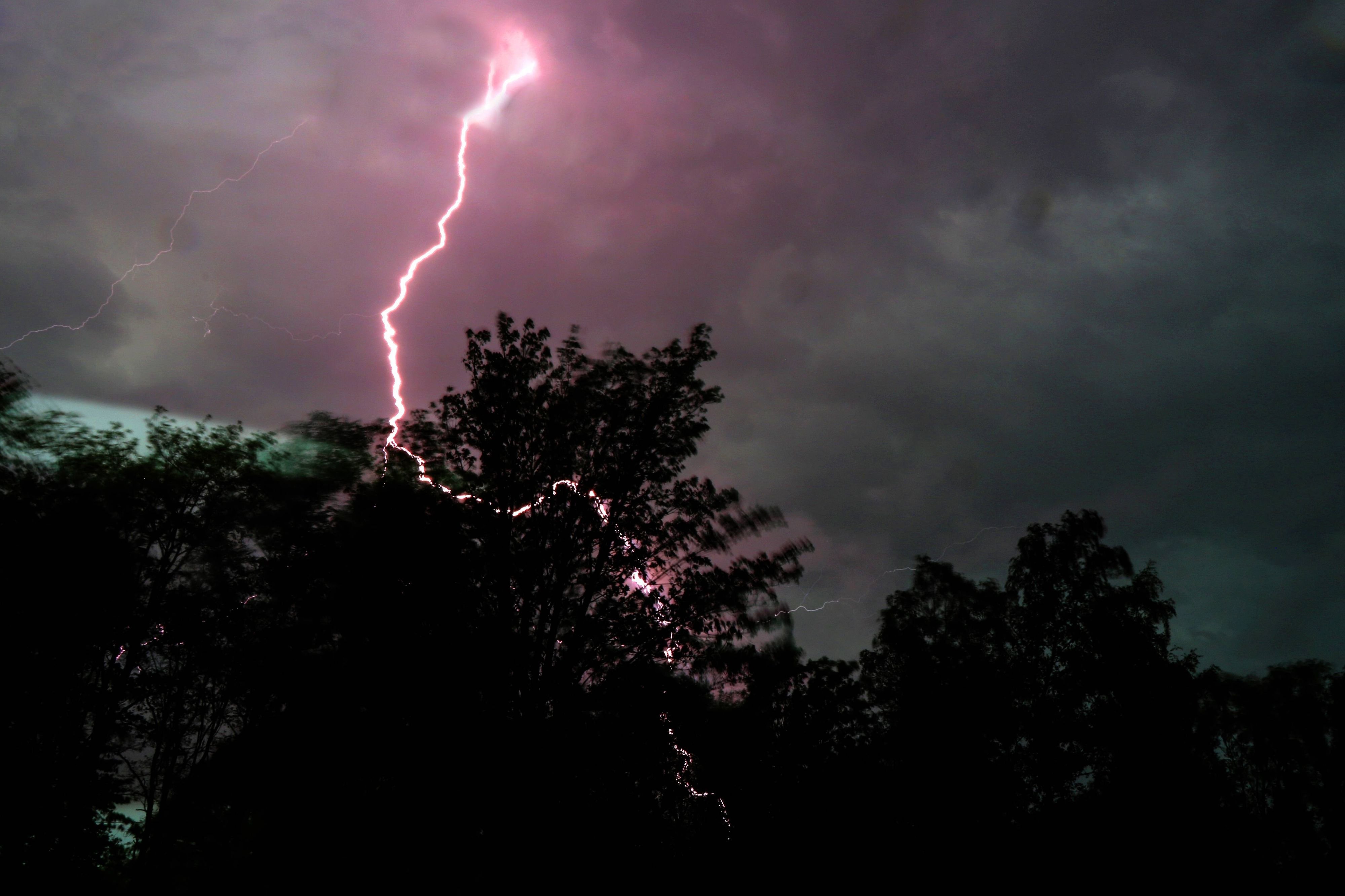 Aktuelles Wetter: Gewitter Mit Starkregen Und Sturmböen In Sachsen ...