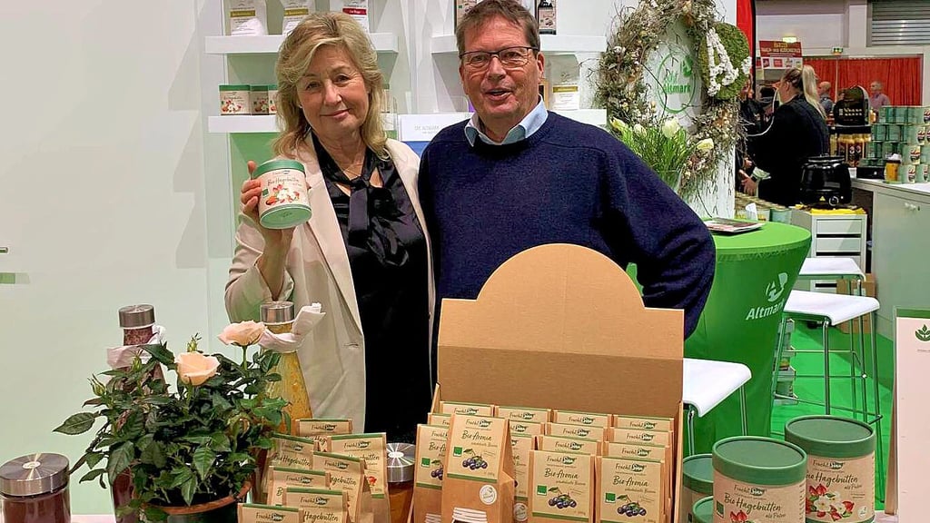 Kerstin und Martin Küppers aus Behrendorf präsentierten 2023 auf der Internationalen Grünen Woche in Berlin ihre Produkte der Küppers Altmärker Wildfrucht GmbH.