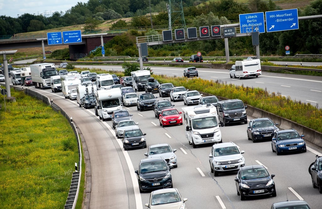 Stockender Verkehr auf der Autobahn A1 bei Moorfleet im August.