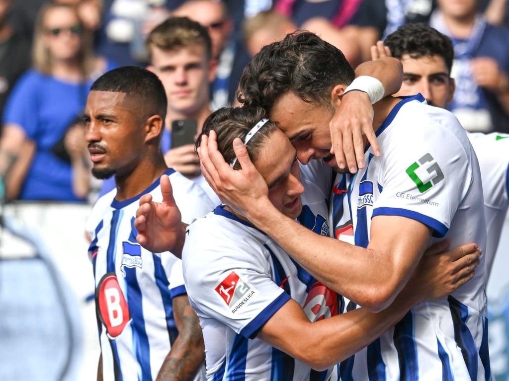 Herthas Haris Tabakovic (r) bejubelt seinen Treffer zum 3:0 mit Michal Karbownik (l).