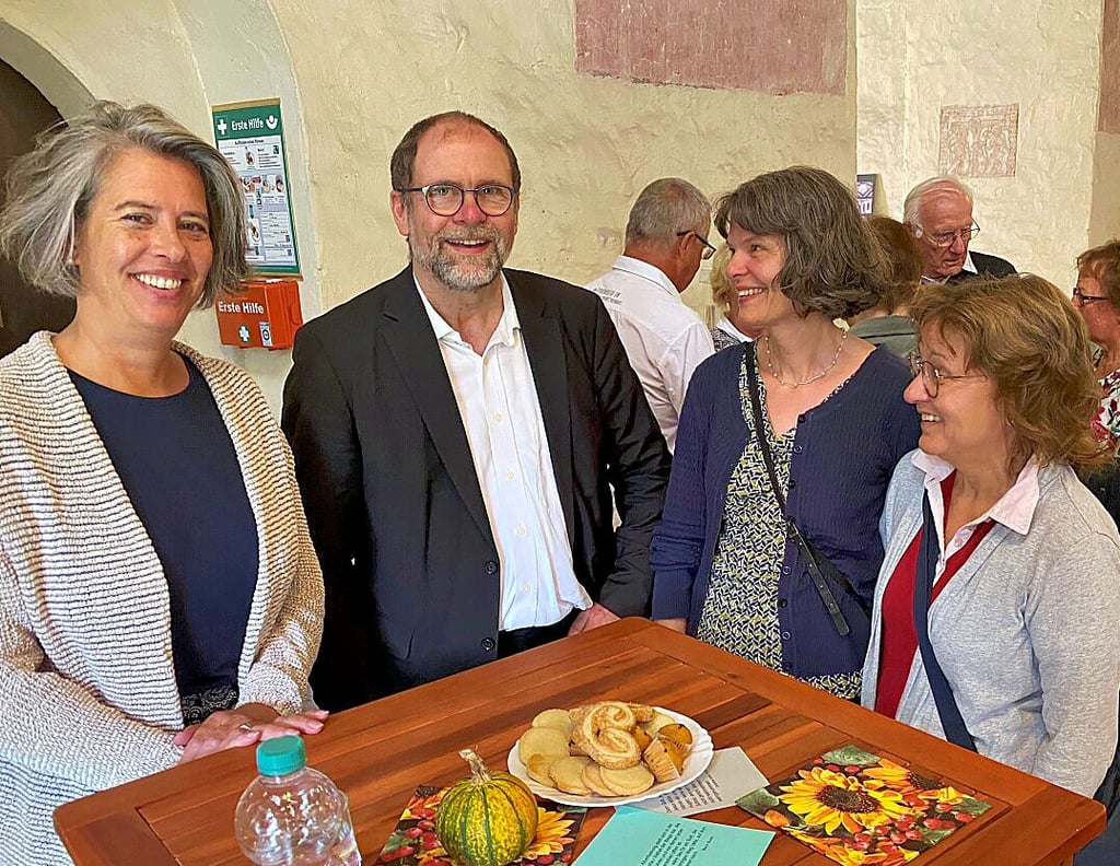 Im Anschluss an den Gottesdienst stand die Ministerin beim Gemeindekaffee auch direkt für Fragen der Bürger zur Verfügung. Von links: Innenministerin Dr. Tamara Zieschang, Pfarrer Peter Gümbel, Hiltrud Gümbel und Katja Siemon.