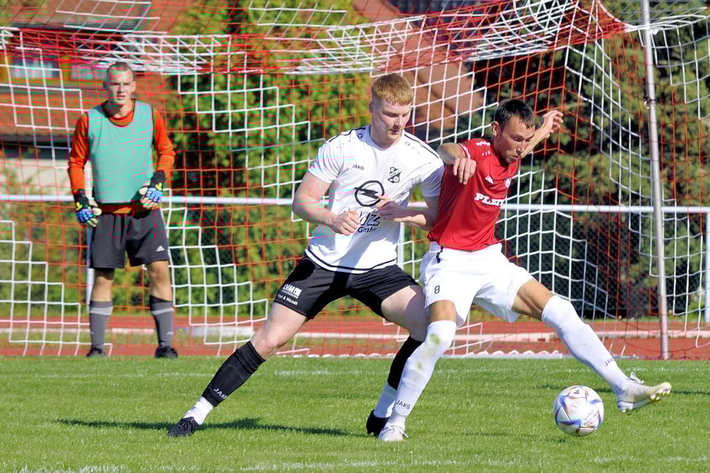 Lauchas Maximilian Handt kommt hier, vom Verteidiger bedrängt, nicht zum Torabschluss. Zum 1:0-Führungstreffer schießt er in der 62. Minute ein. Aufgrund eines umstrittenen Strafstoßes reicht das aber nicht zum Sieg.