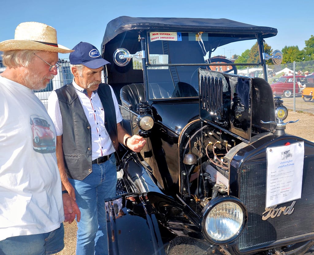 Detlef Hartmann (links) und Thomas Seifarth unterhalten sich beim Hoffest in Gerlebogk über Oldtimer.