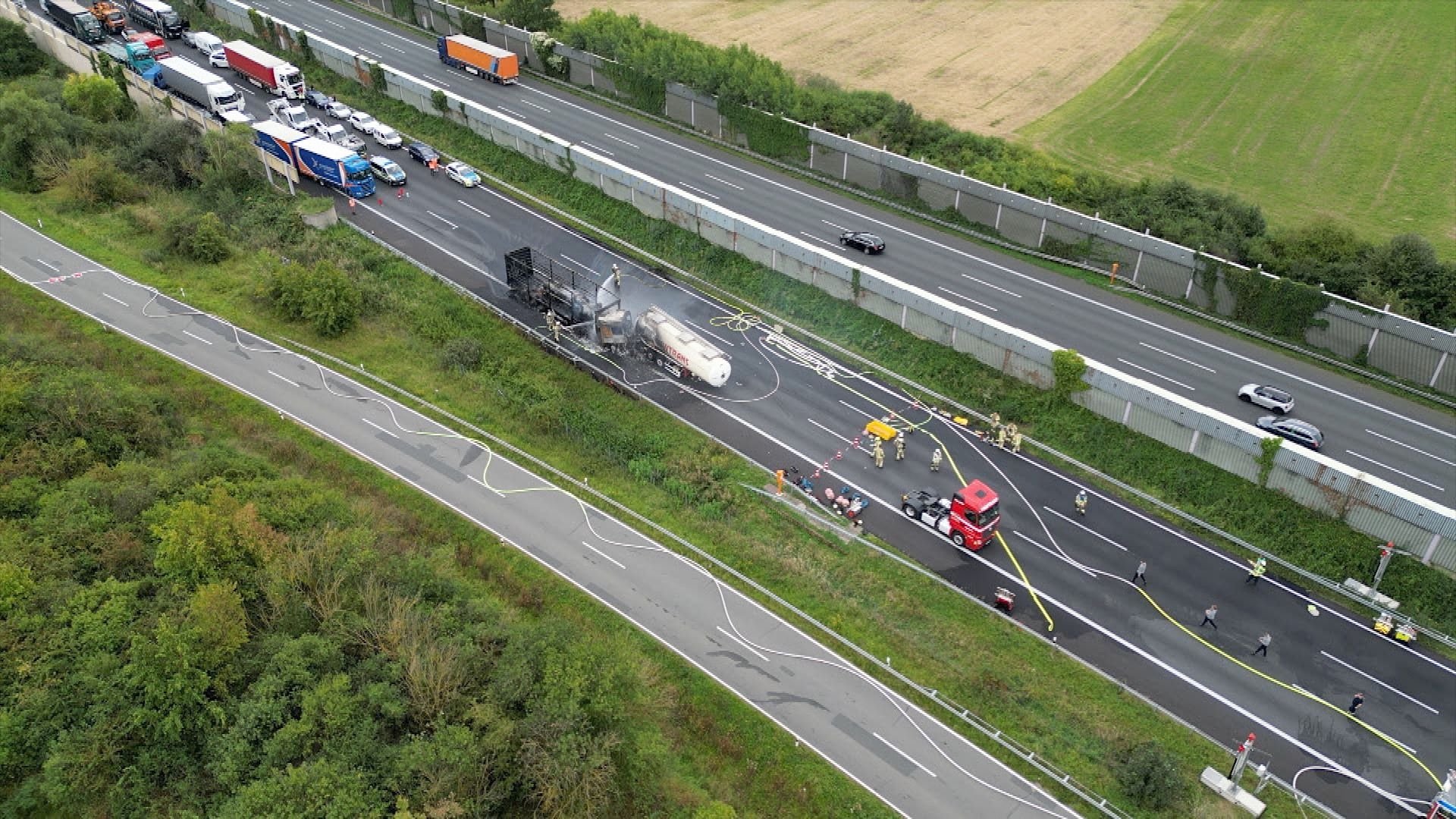 Autobahn: Tödlicher Unfall Auf A2: Zwei Lkw Brennen Nach Zusammenstoß ...