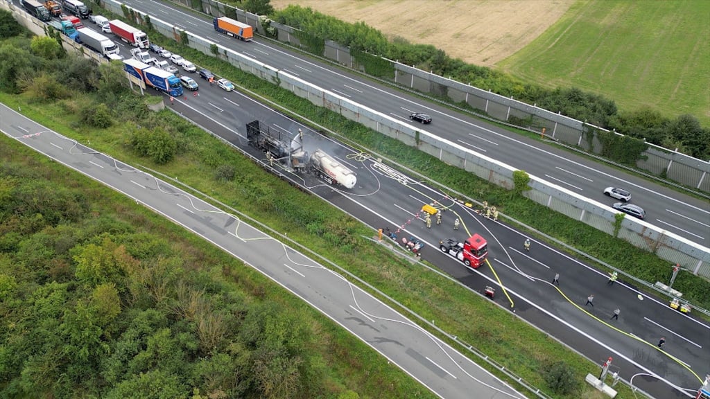Auf der A2 kommt es nahe Helmstedt derzeit zu einem langen Stau und einer Sperrung.