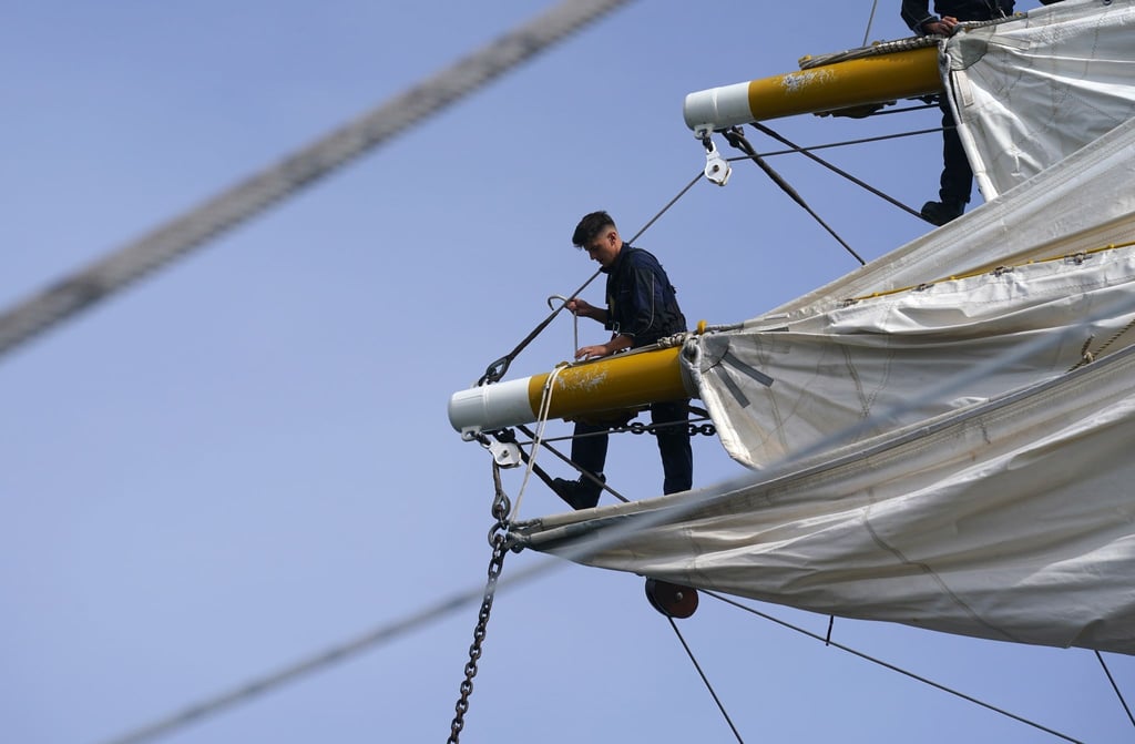 Noah Straßner (l), Toppsgast auf der „Gorch Fock“, und die Segelmannschaft holen die Segel des Segelschulschiffs „Gorch Fock“ ein.