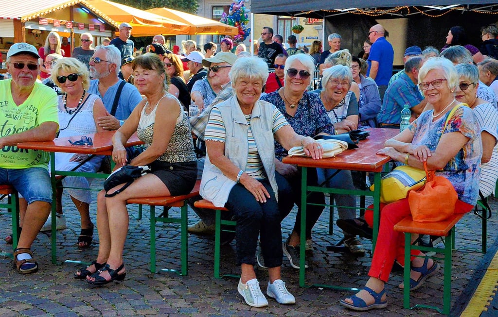 Gute Stimmung auf dem Rathausplatz. Zu den Liedern von Duo Hoahnenfoot wurde am Sonnabendnachmittag ordentlich mitgeklatscht.