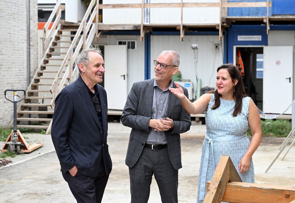 Christoph Martin Vogtherr (M), Generaldirektor der Stiftung Preußische Schlösser und Gärten (SPSG), der Berliner Architekt Volker Staab (l) und Brandenburgs Kulturministerin Manja Schüle (SPD).