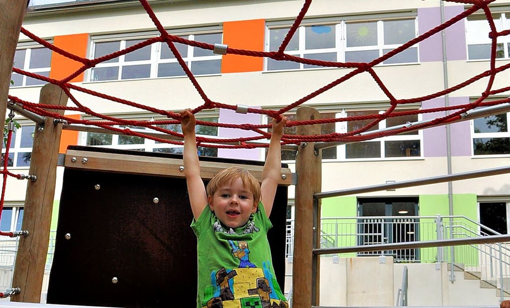 Der sechsjährige Lennard findet auf dem Spielplatz der Magdeburger Kita Fliederhof einiges zum Bespaßen.