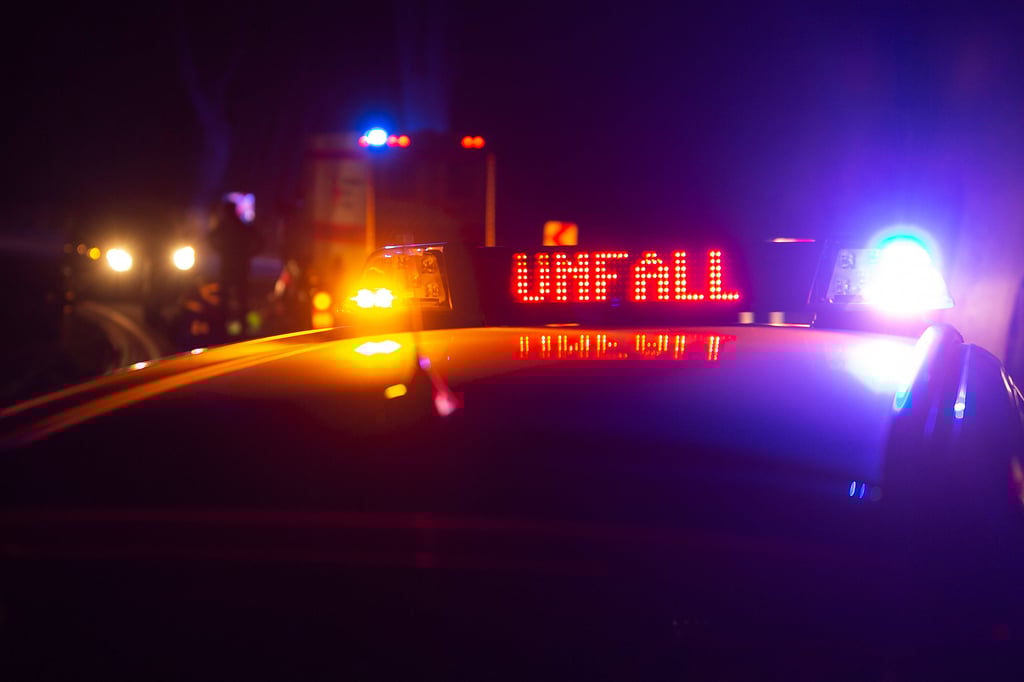 Zwei Autos sind in der Nacht zu Sonntag auf der Bundesstraße 180 bei Mansfeld frontal zusammengestoßen. (Symbolbild)