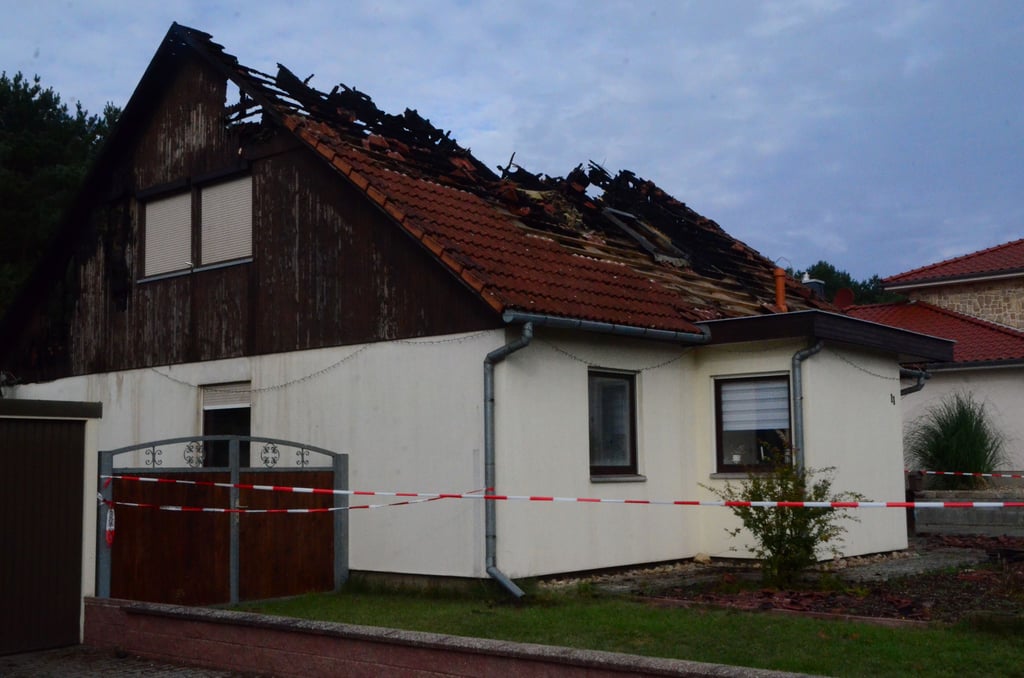 Der Dachstuhl des Einfamilienhauses in Letzlingen ist ausgebrannt. Eine junge Familie hat ihr Zuhause verloren.