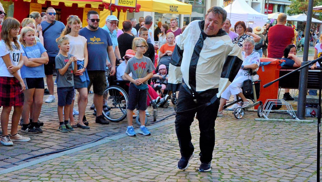 Ein echter Knaller: Herman the German und seine Show „Komischer Mitmachwahnsinn“. Da war der Name Programm. Schon wegen seiner witzigen Sprüche gab’s Applaus.