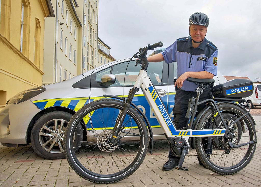 Auto oder Fahrrad? Polizeihauptmeister Ingolf Kulig kann wählen, mit welchem Fahrzeug er auf Streife fährt. Mit dem neuen Pedelec ist er sehr zufrieden.