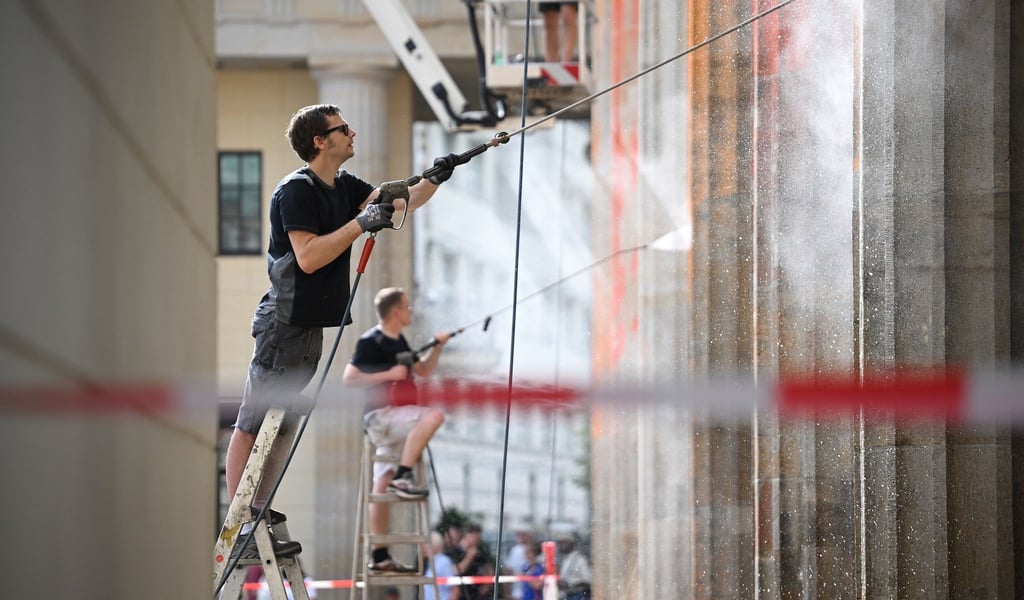 Reinigungsarbeiten nach einem Farbanschlag der so genannten Letzten Generation auf das Brandenburger Tor.