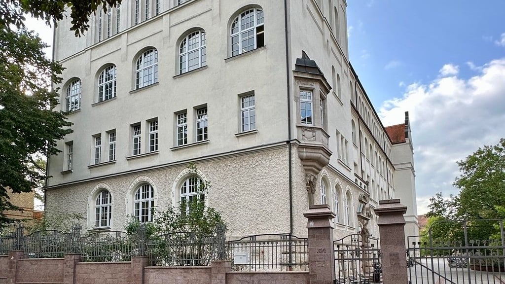 Am Thomas-Müntzer-Gymnasium überwacht die Polizei jetzt verstärkt Schulwege in Halle, um Angriffe auf Schüler zu verhindern.