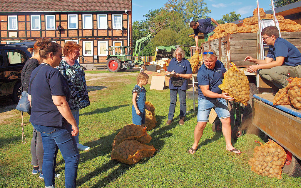 Die Besucher des kleinen Kartoffeltages in Neulingen hatten große Lust auf die vor wenigen Tagen aus der Erde geholten Kartoffeln, die ihnen Annemarie Czinzoll (von rechts). Christian Vogt (hinten), Detlef Müller und Petra Krause vom Verein De Dörpstroat verkauften.