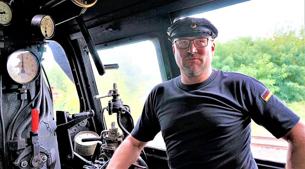 Dennis Kathke ist 2. Vorsitzender der Eisenbahnfreunde und nimmt Besucher im Führerstand einer Dampflok mit.